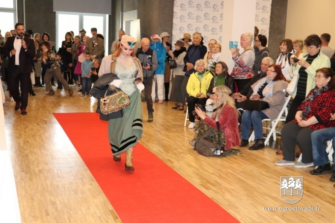 Laika apstākļi svētku prieku Ogrē nemazināja