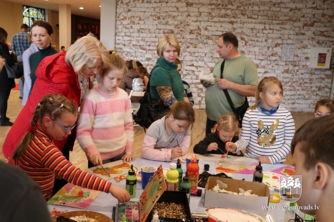 Laika apstākļi svētku prieku Ogrē nemazināja