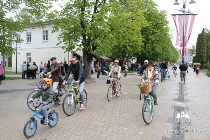 Laika apstākļi svētku prieku Ogrē nemazināja