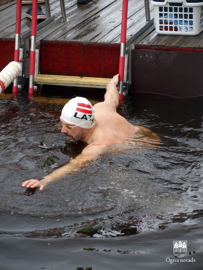 „Ogres roņi” Jelgavas atklātajā ziemas peldēšanas čempionātā izcīna 12 medaļas.