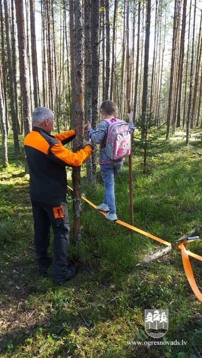 Ogres sākumskolas skolēni apgūst Meža zinības Zilajos kalnos