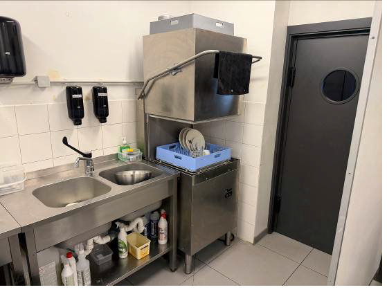 Virtuve telpa ar izlietni un aprīkojumu