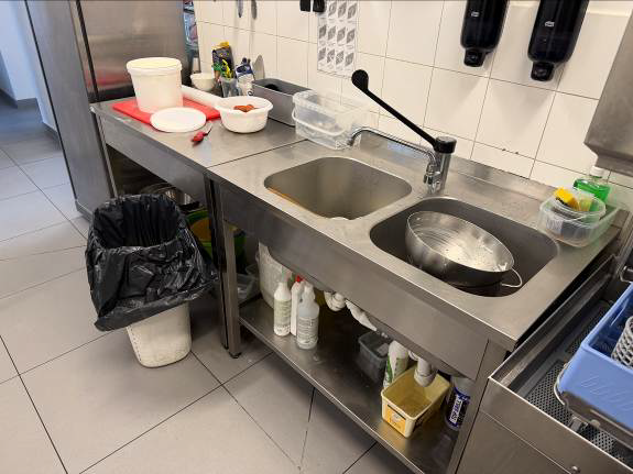 Virtuves telpa ar izlietni un aprīkojumu