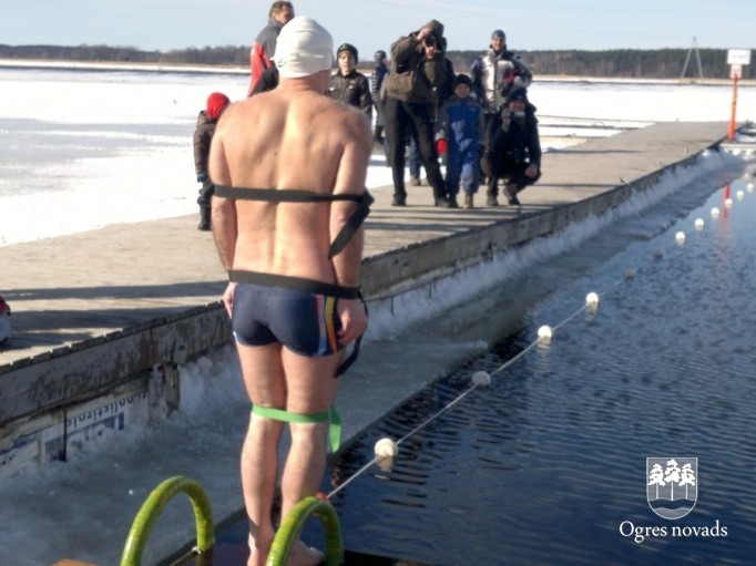 Ogres roņiem sešas medaļas Latvijas čempionātā ziemas peldēšanā