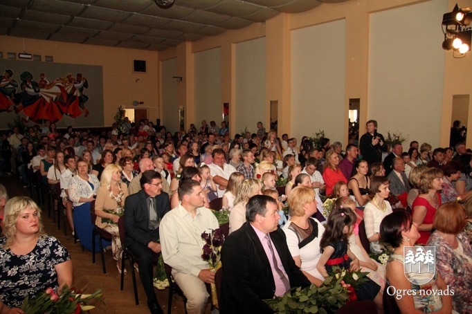 Suntažu vidusskolas 9. klases izlaiduma svinības „Dzīve kā teātris…”