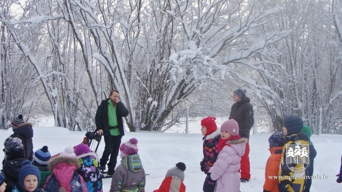 PII "Ābelīte" bērni uzceļ 2.5  m augstu sniega māju