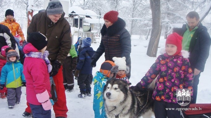 PII "Ābelīte" bērni uzceļ 2.5  m augstu sniega māju