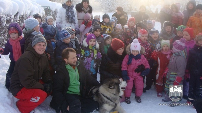 PII "Ābelīte" bērni uzceļ 2.5  m augstu sniega māju