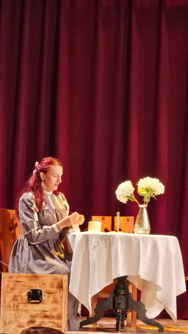 Diasporas Amatierteātru festivāls “Laipa -  2025 Birzgalē” - aina no izrādes.