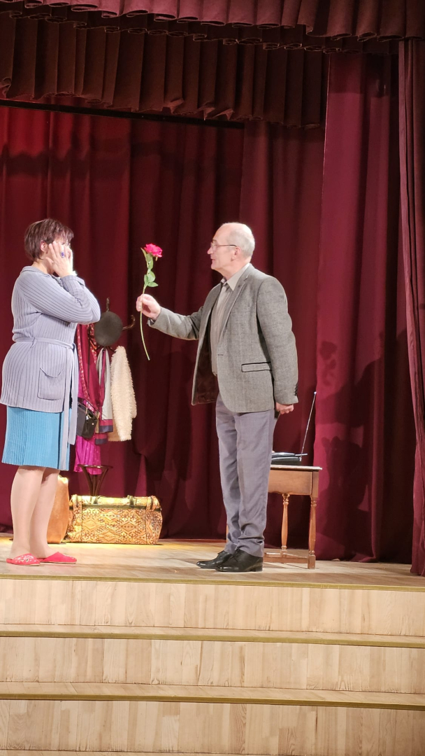 Diasporas Amatierteātru festivāls “Laipa -  2025 Birzgalē” - aina no izrādes.