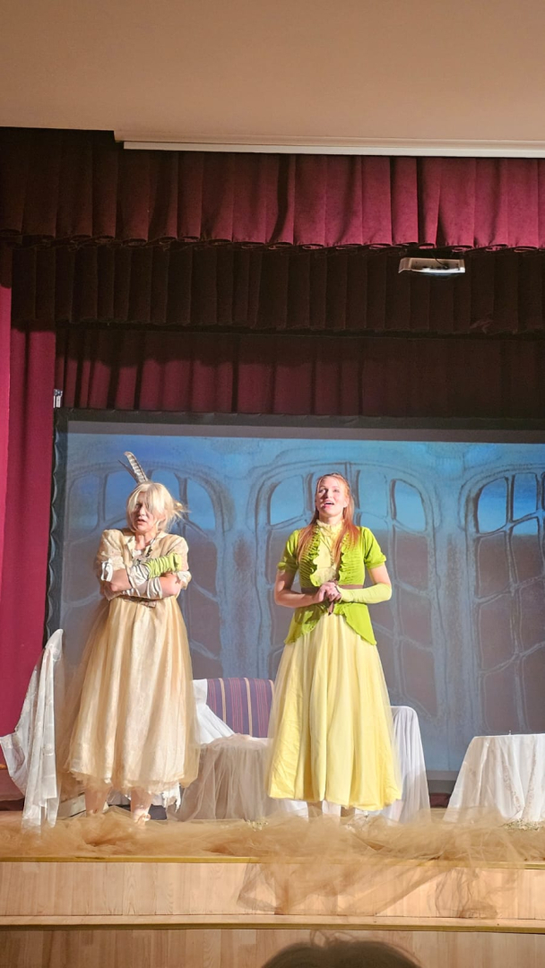 Diasporas Amatierteātru festivāls “Laipa -  2025 Birzgalē” - aina no izrādes.