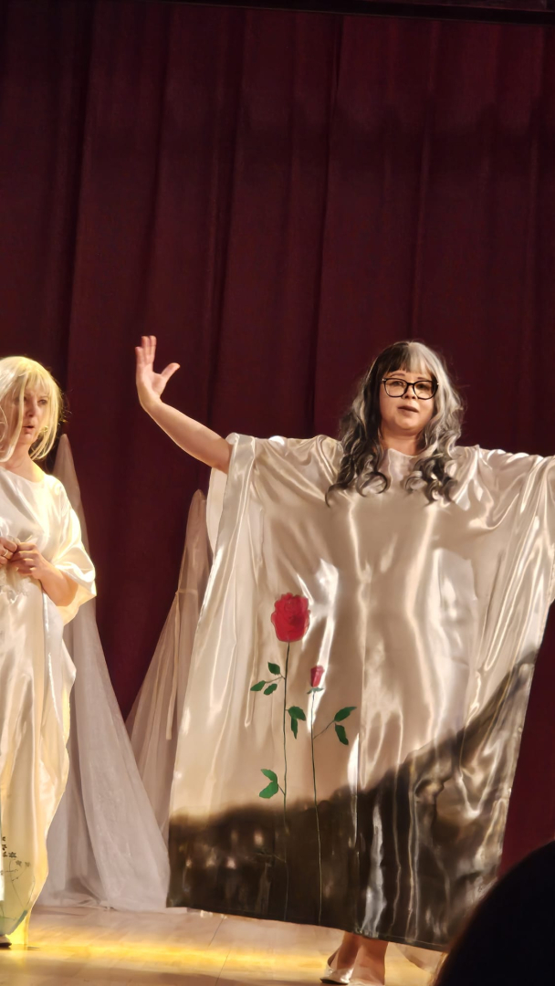 Diasporas Amatierteātru festivāls “Laipa -  2025 Birzgalē” - aina no izrādes.