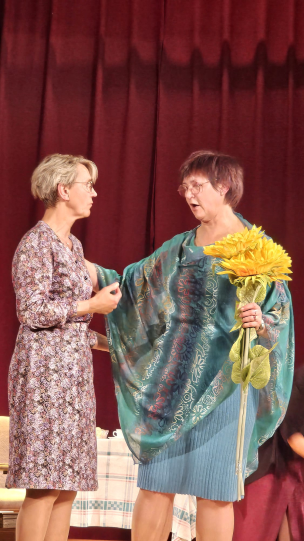 Diasporas Amatierteātru festivāls “Laipa -  2025 Birzgalē” - aina no izrādes.