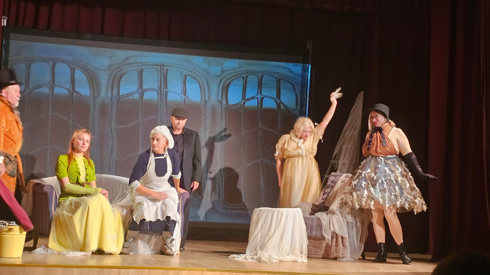 Diasporas Amatierteātru festivāls “Laipa -  2025 Birzgalē” - aina no izrādes.