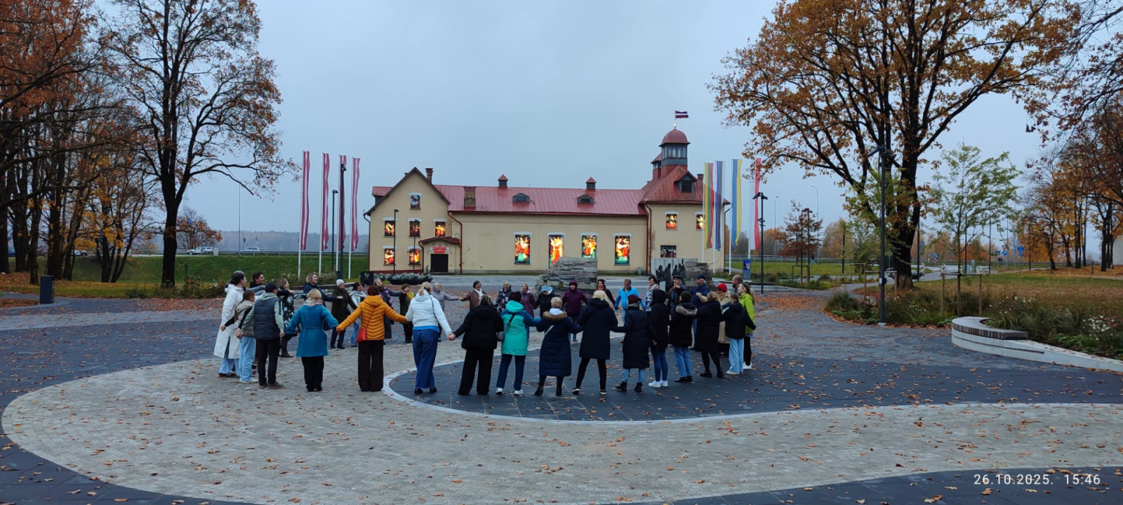 Diasporas Amatierteātru festivāls “Laipa -  2025 Birzgalē” - ekskursija Neatkarības laukumā