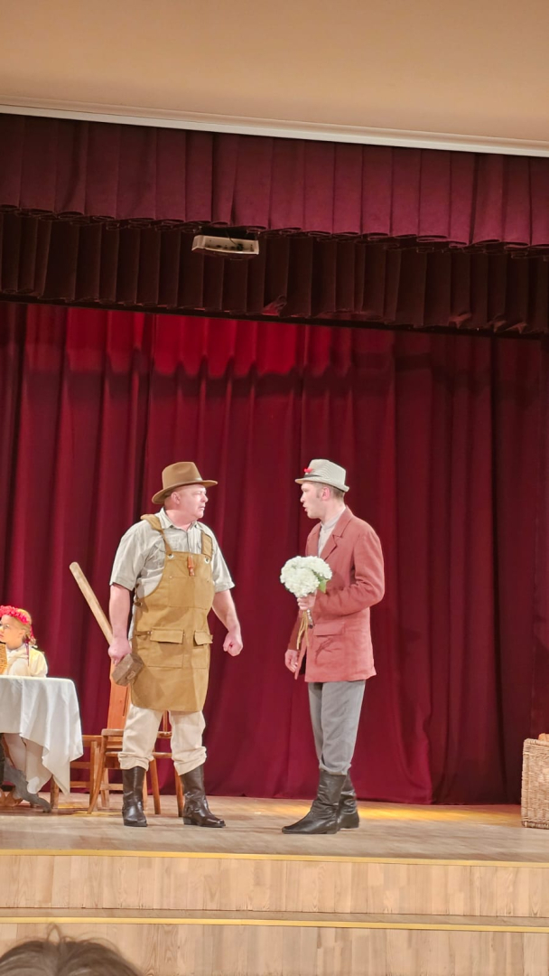 Diasporas Amatierteātru festivāls “Laipa -  2025 Birzgalē” - aina no izrādes.