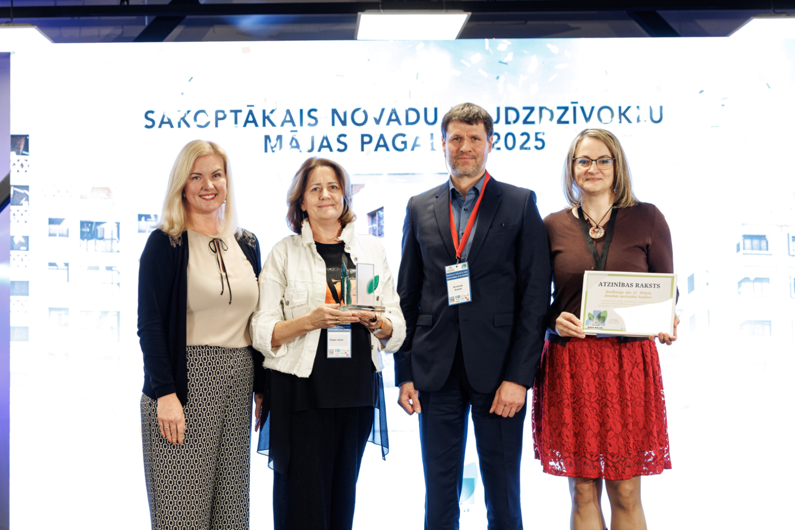 Latvijas sakoptākā pagalma konkursā šogad triumfē Ogres novads un pilsēta. Uzvarētāji nominācijā Sakoptākais novadu daudzdzīvokļu namu pagalms - Ikšļile, Smiltenāju iela 12. Mājas pārstāvji saņem balvu