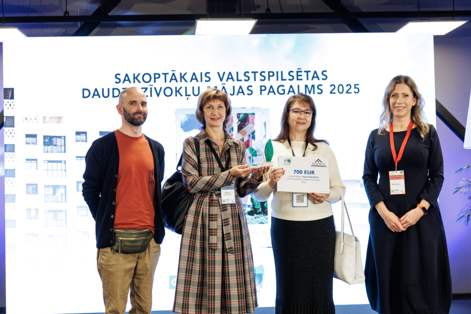 Latvijas sakoptākā pagalma konkursā šogad triumfē Ogres novads un pilsēta. Sakoptākais valstspilsētas daudzdzīvokļu namu pagalms Ogrē, Mālkalnes prospekts 31. Iedzīvotāju pārstāvji ar saņemto balvu