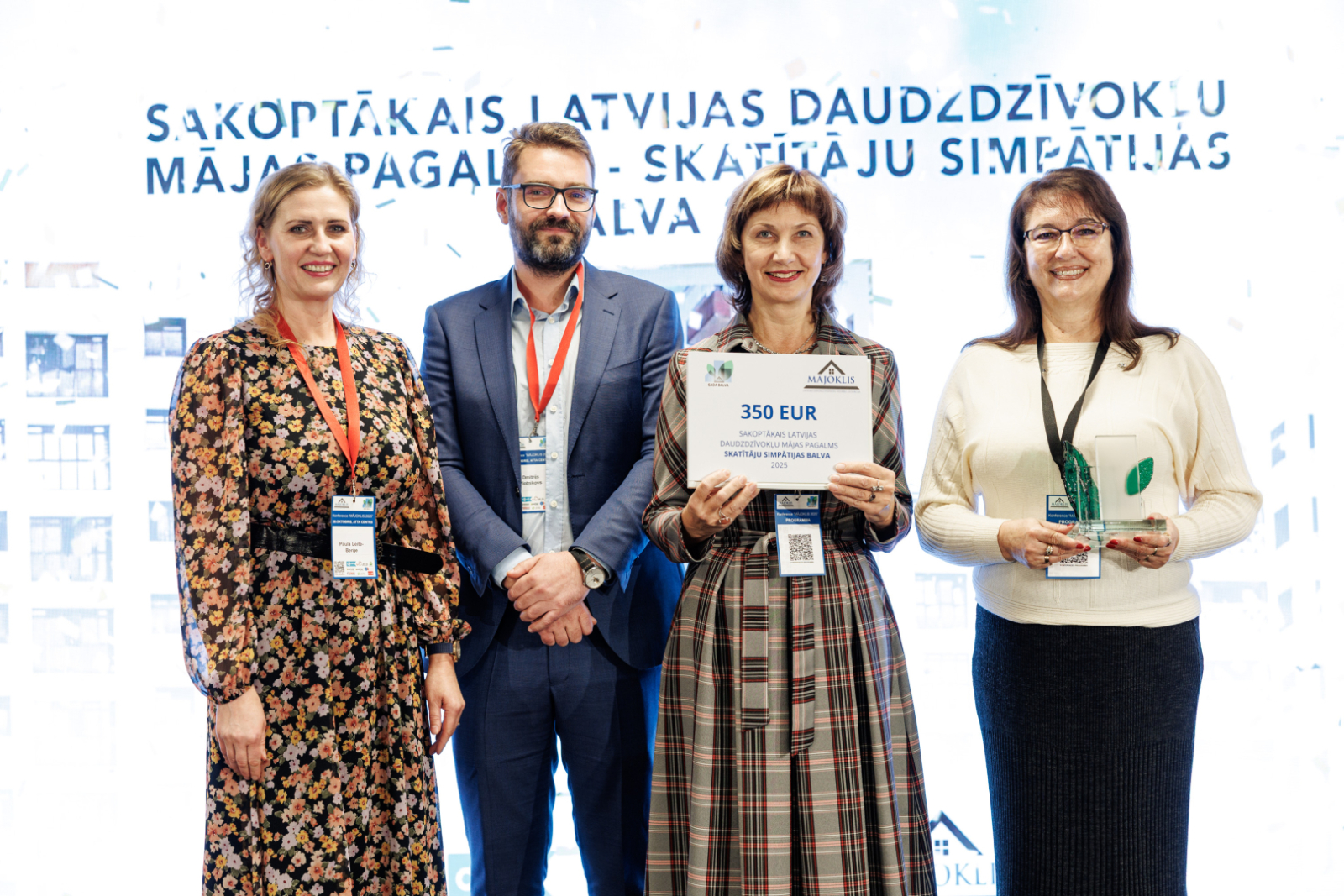 Latvijas sakoptākā pagalma konkursā šogad triumfē Ogres novads un pilsēta. Sakoptākais Latvijas daudzdzīvokļu mājas pagalms - skatītāju simpātijas balvas saņēmēji - Ogre, Mālkalnes prospekts 31