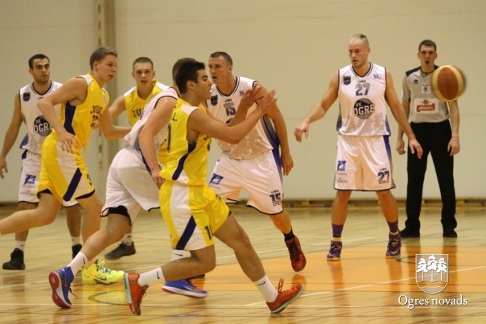 BK "Ogre" pret "Juglas/b.a.L.L"