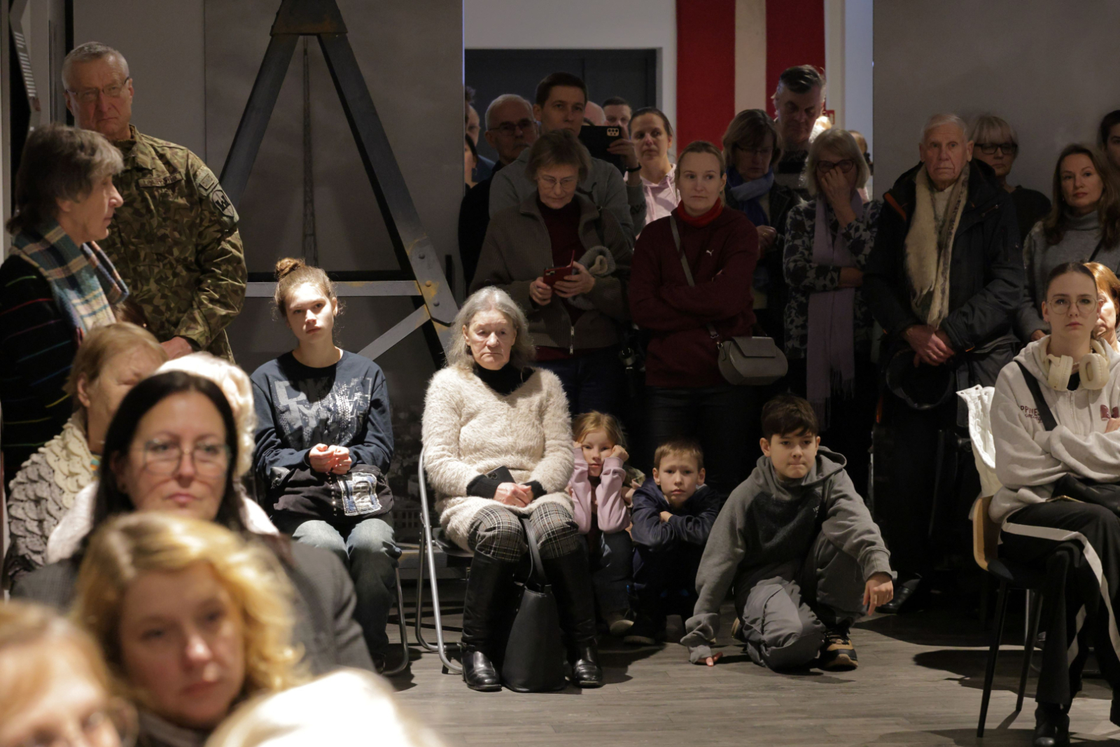 Ogrē aizvadīts Barikāžu atceres pasākums “Barikāžu atmiņu stāsti”. Apmeklētāji muzeja telpās klausās koncertu