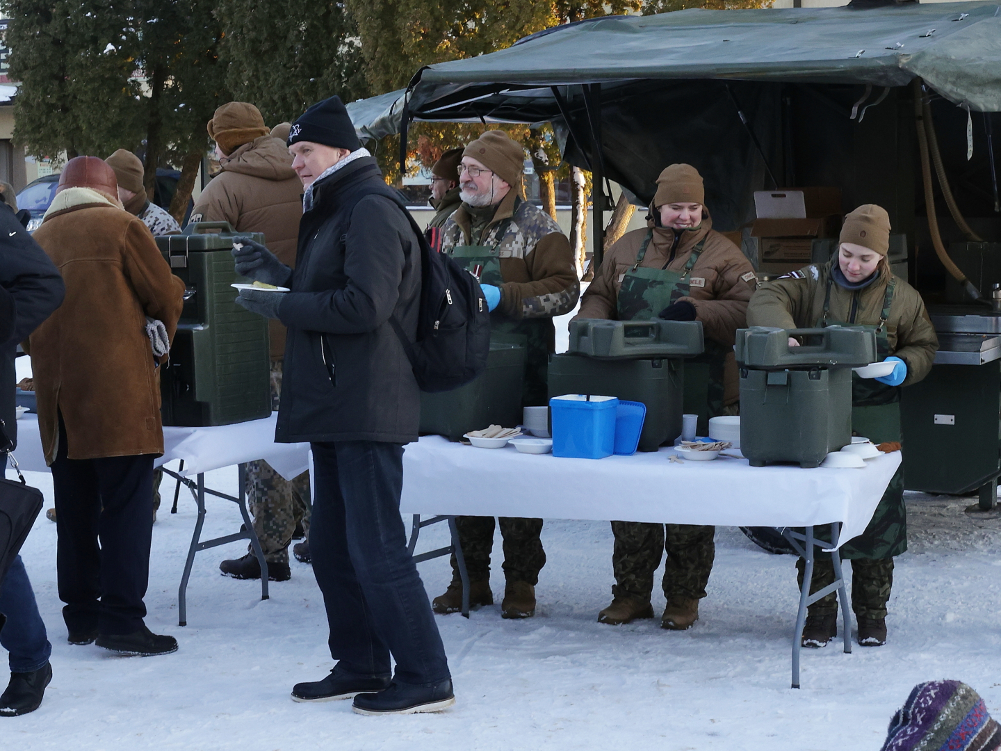 Ogrē aizvadīts Barikāžu atceres pasākums “Barikāžu atmiņu stāsti”. Zemessargi cienā apmeklētājus ar karstu zupu