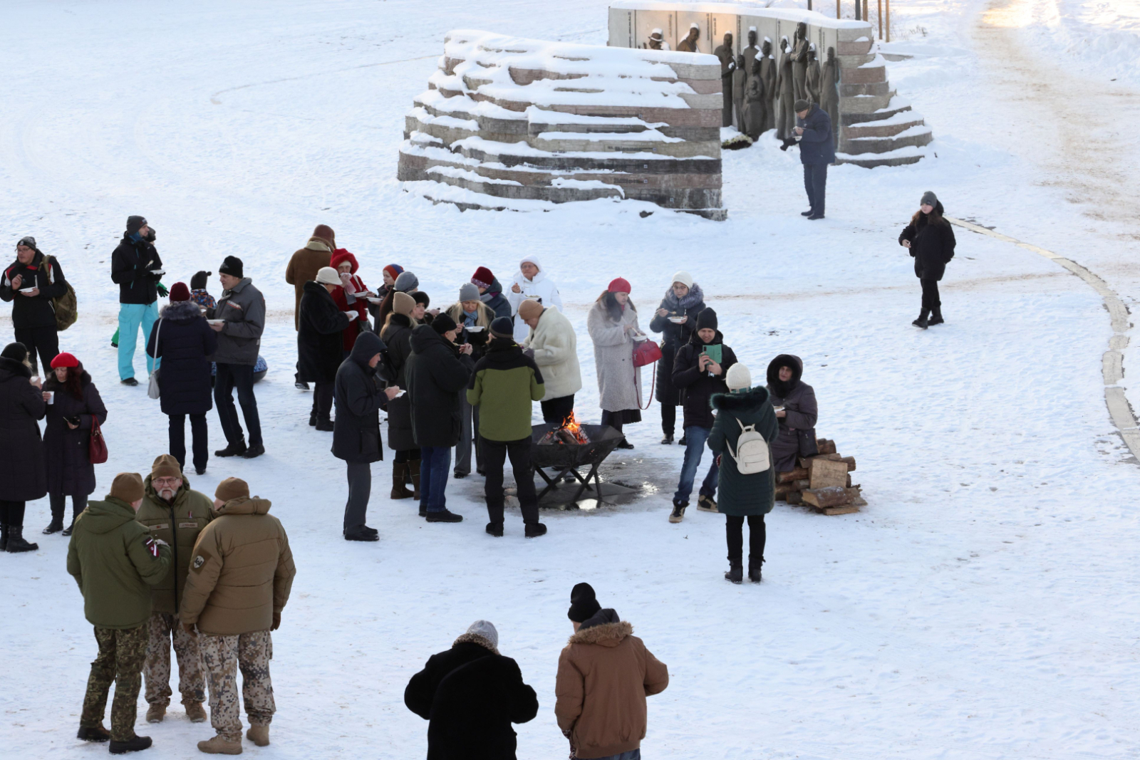 Ogrē aizvadīts Barikāžu atceres pasākums “Barikāžu atmiņu stāsti”. Apmeklētāji pulcējas Neatkarības laukumā