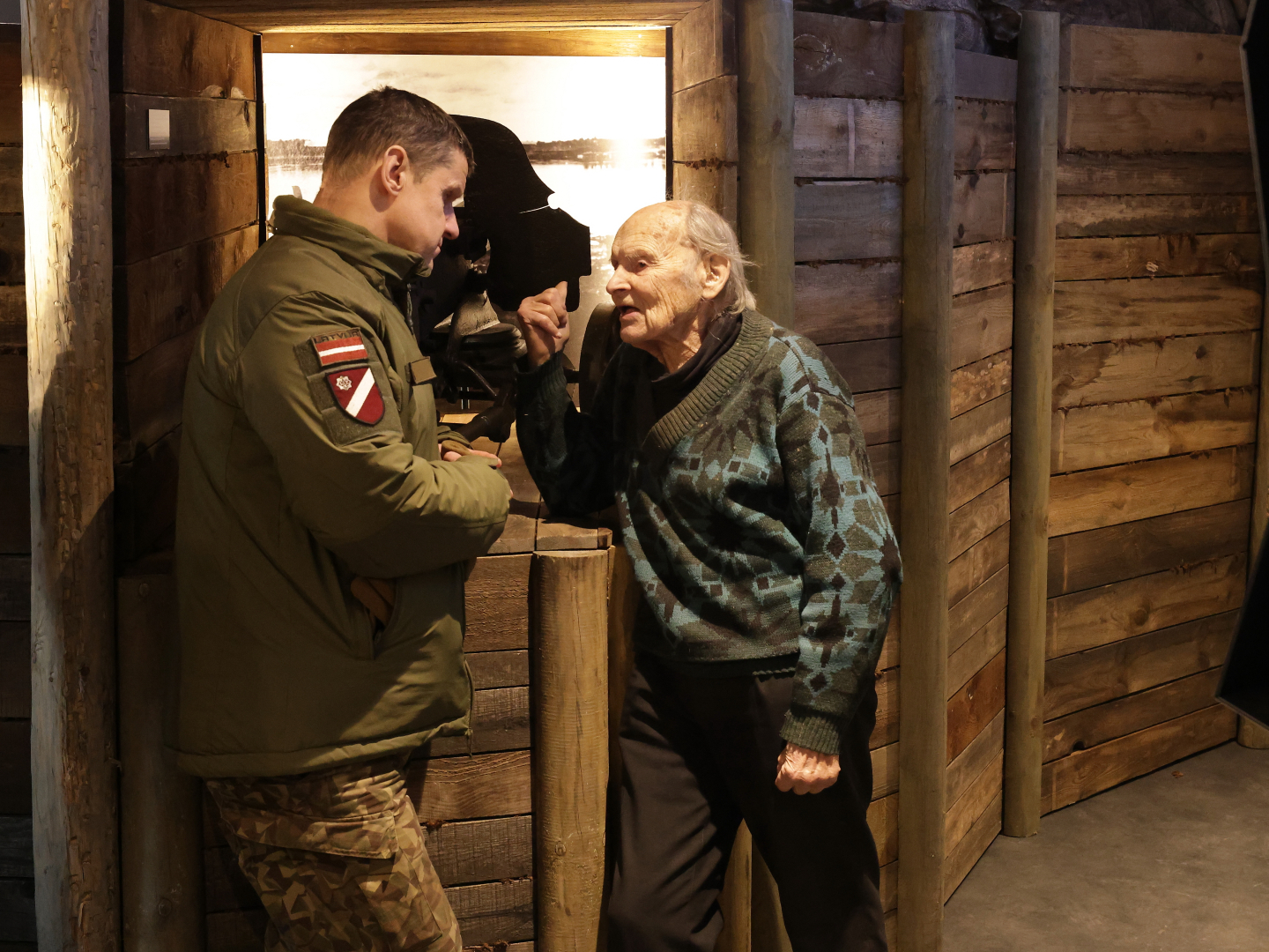 Ogrē aizvadīts Barikāžu atceres pasākums “Barikāžu atmiņu stāsti”. Vīri sarunājas muzeja iekštelpās