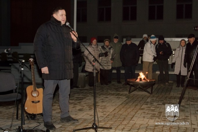 Pie atmiņu ugunskuriem ogrēnieši piemin barikāžu aizstāvjus