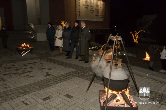 Pie atmiņu ugunskuriem ogrēnieši piemin barikāžu aizstāvjus