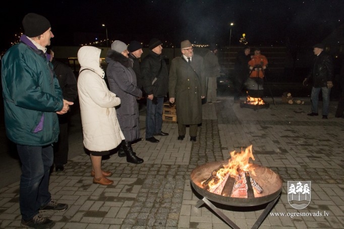 Pie atmiņu ugunskuriem ogrēnieši piemin barikāžu aizstāvjus