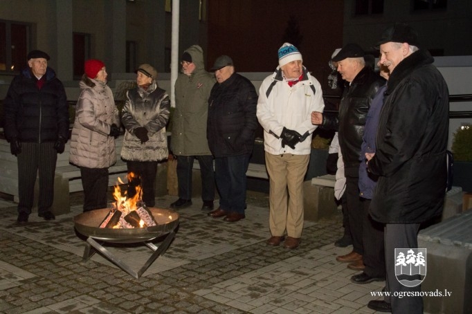 Pie atmiņu ugunskuriem ogrēnieši piemin barikāžu aizstāvjus