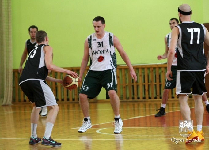 Novada basketbola čempionātā sīva cīņa par līderu godu