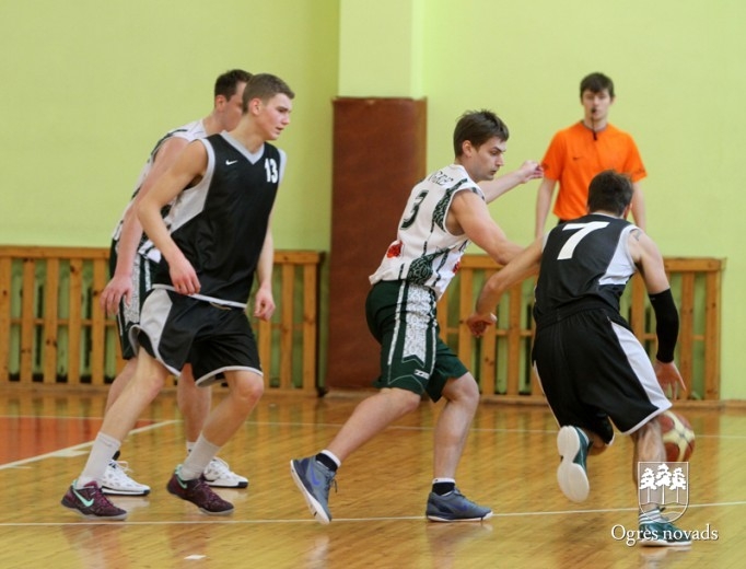 Novada basketbola čempionātā sīva cīņa par līderu godu