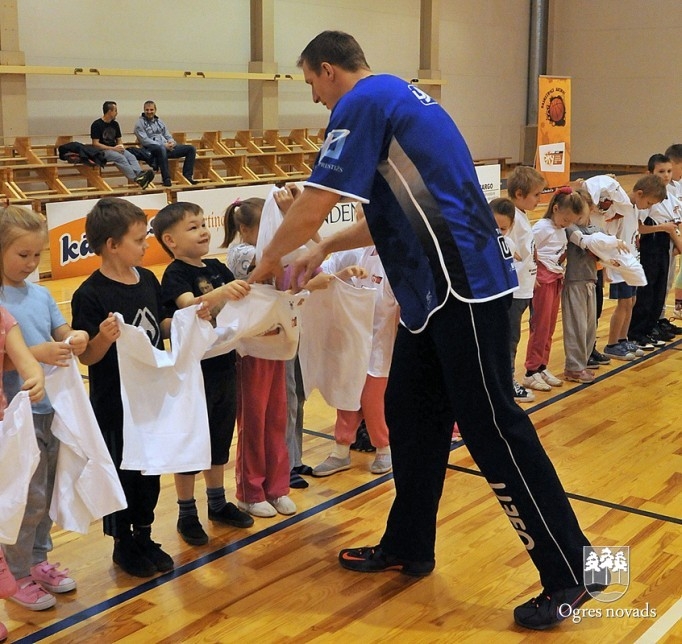 Ogrē notiek akcija "Basketbols aicina"
