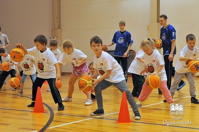 Ogrē notiek akcija "Basketbols aicina"