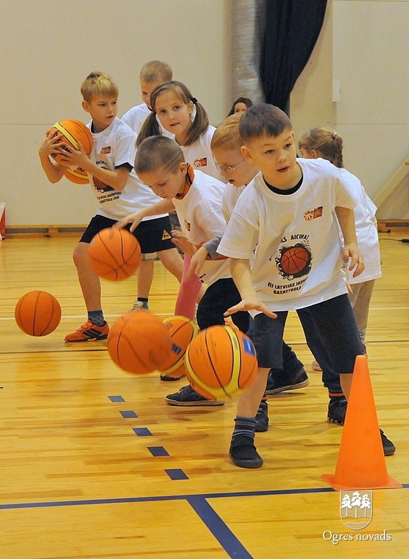 Ogrē notiek akcija "Basketbols aicina"