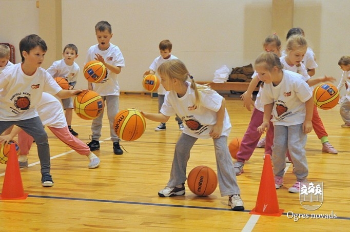 Ogrē notiek akcija "Basketbols aicina"