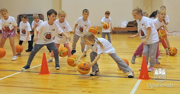 Ogrē notiek akcija "Basketbols aicina"
