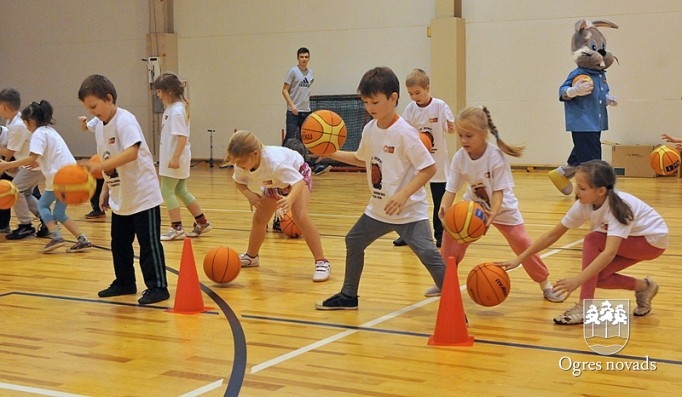 Ogrē notiek akcija "Basketbols aicina"