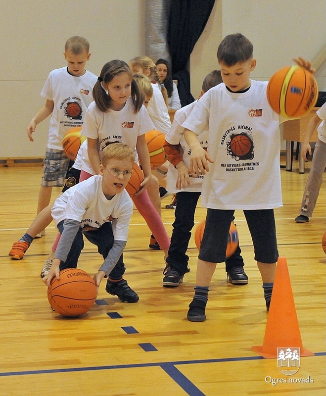 Ogrē notiek akcija "Basketbols aicina"