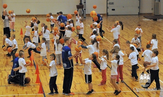 Ogrē notiek akcija "Basketbols aicina"