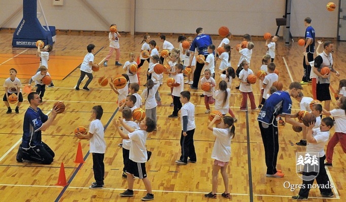Ogrē notiek akcija "Basketbols aicina"