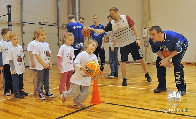 Ogrē notiek akcija "Basketbols aicina"