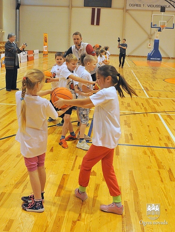 Ogrē notiek akcija "Basketbols aicina"
