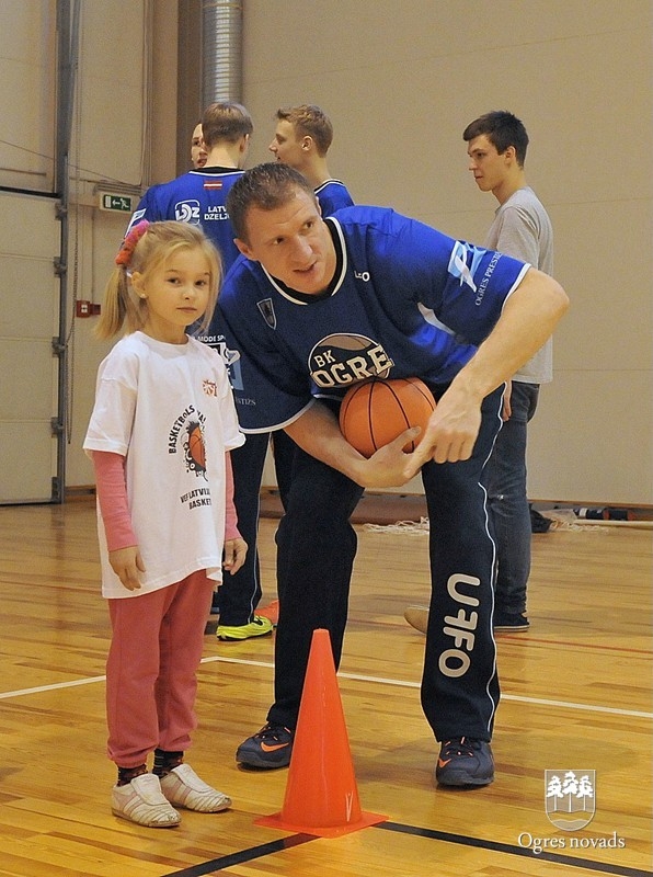 Ogrē notiek akcija "Basketbols aicina"