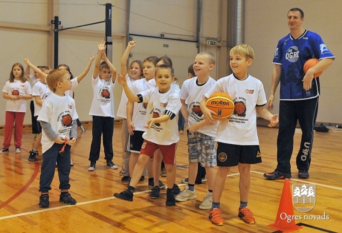 Ogrē notiek akcija "Basketbols aicina"
