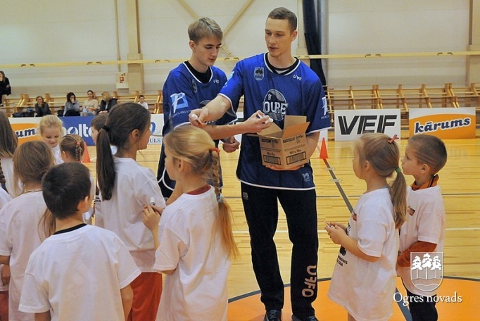 Ogrē notiek akcija "Basketbols aicina"