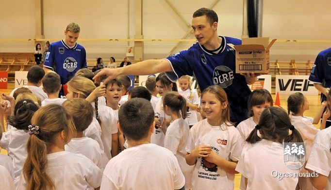 Ogrē notiek akcija "Basketbols aicina"