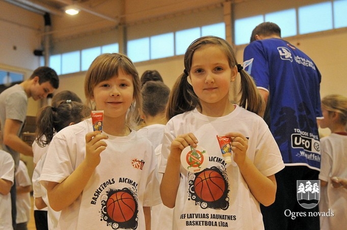 Ogrē notiek akcija "Basketbols aicina"